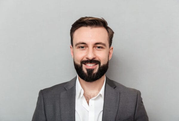 25 Men & Women Professional Headshot Examples - Zenith Clipping